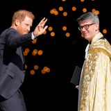 Vor der Kathedrale wurde er von Dekan Andrew Tremlett in Empfang genommen. Die Kirche spielt eine besondere Rolle im Leben des Prinzen: Hier haben seine Eltern Charles und Diana 1981 geheiratet. Obwohl der Sakralbau nur fünf Kilometer vom Buckingham-Palast entfernt liegt, fand König Charles III. keine Zeit, um an der Veranstaltung beizuwohnen. 