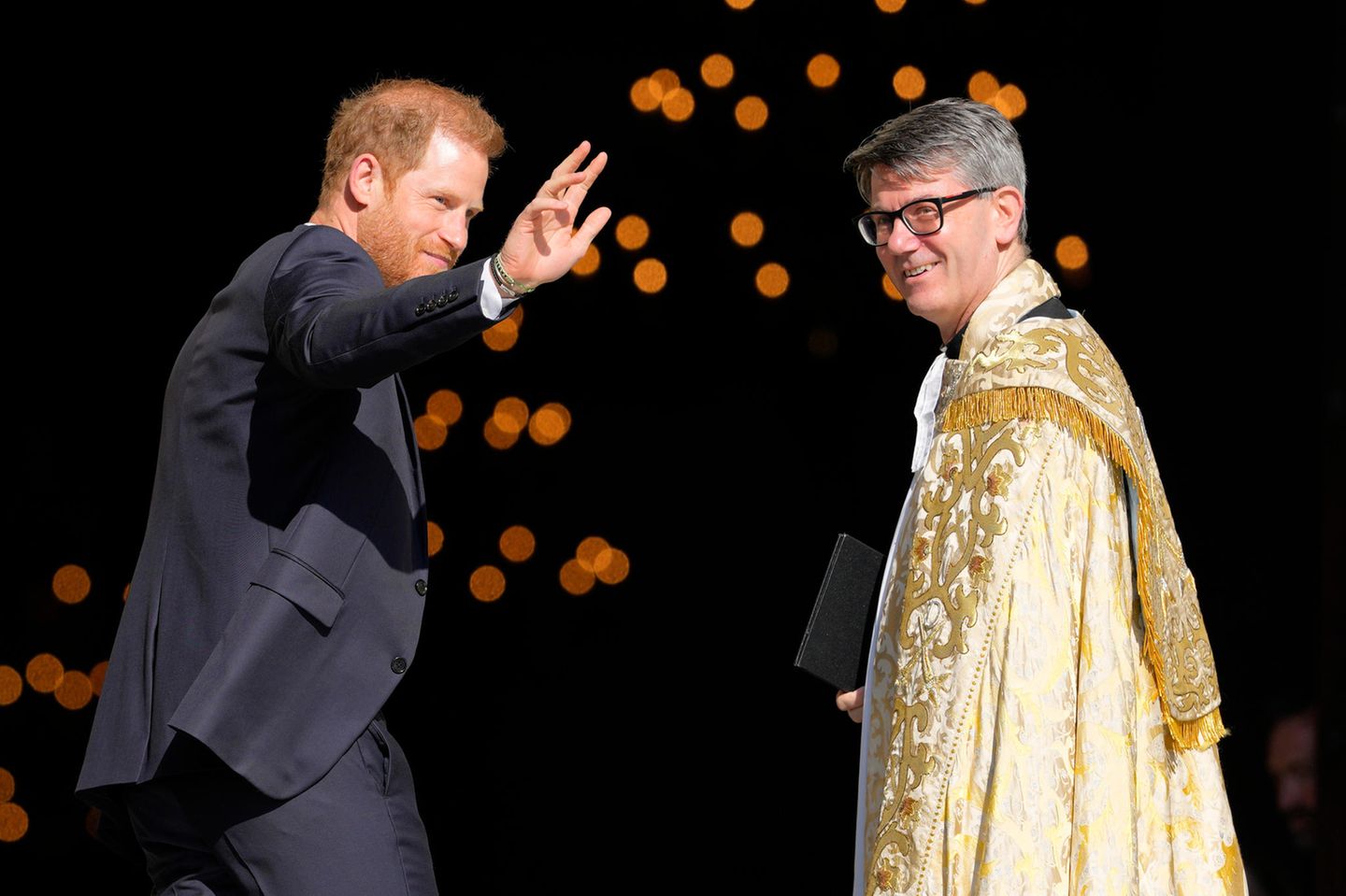 Gedenkgottesdienst in St. Paul: Vor der Kathedrale wurde er von Dekan Andrew Tremlett in Empfang genommen. Die Kirche spielt eine besondere Rolle im Leben des Prinzen: Hier haben seine Eltern Charles und Diana 1981 geheiratet. Obwohl der Sakralbau nur fünf Kilometer vom Buckingham-Palast entfernt liegt, fand König Charles III. keine Zeit, um an der Veranstaltung beizuwohnen. Vor der Kathedrale wurde er von Dekan Andrew Tremlett in Empfang genommen. Die Kirche spielt eine besondere Rolle im Leben des Prinzen: Hier haben seine Eltern Charles und Diana 1981 geheiratet. Obwohl der Sakralbau nur fünf Kilometer vom Buckingham-Palast entfernt liegt, fand König Charles III. keine Zeit, um an der Veranstaltung beizuwohnen.