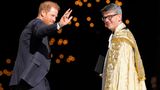 Vor der Kathedrale wurde er von Dekan Andrew Tremlett in Empfang genommen. Die Kirche spielt eine besondere Rolle im Leben des Prinzen: Hier haben seine Eltern Charles und Diana 1981 geheiratet. Obwohl der Sakralbau nur fünf Kilometer vom Buckingham-Palast entfernt liegt, fand König Charles III. keine Zeit, um an der Veranstaltung beizuwohnen. 