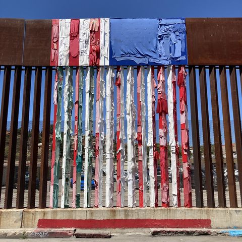 eine US-Flagge am Grenzzaun zu Mexiko