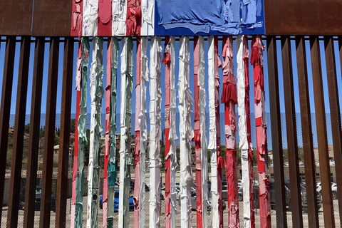 eine US-Flagge am Grenzzaun zu Mexiko