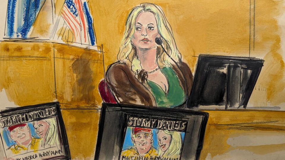 Auf dieser Gerichtszeichnung sagt Stormy Daniels im Zeugenstand in Manhattan aus. Auf den Monitoren im Strafgericht wird ein Werbebild für eine ihrer Shows gezeigt - darauf zu sehen: Donald Trump und sie.