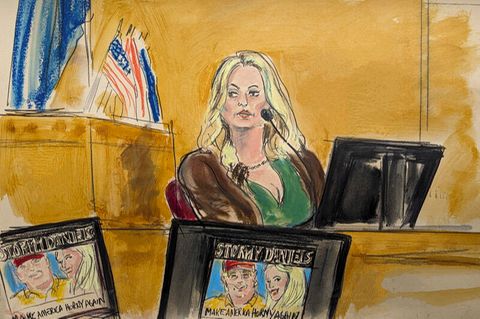 Auf dieser Gerichtszeichnung sagt Stormy Daniels im Zeugenstand in Manhattan aus. Auf den Monitoren im Strafgericht wird ein Werbebild für eine ihrer Shows gezeigt - darauf zu sehen: Donald Trump und sie.
