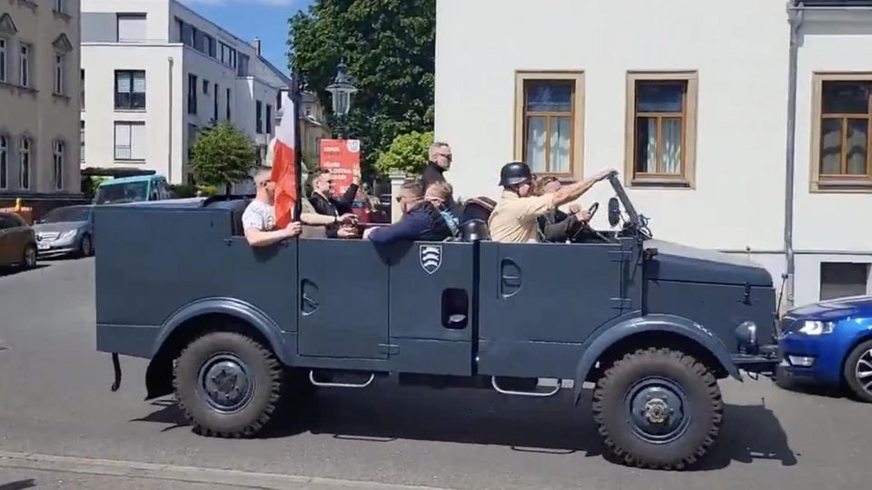 Ein auf X gepostetes Video zeigt die Männer, die an Himmelfahrt als vermeintlicher Trupp der Wehrmacht durch Dresden fuhren