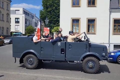 Ein auf X gepostetes Video zeigt die Männer, die an Himmelfahrt als vermeintlicher Trupp der Wehrmacht durch Dresden fuhren