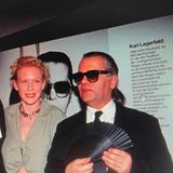 Aus dem Foto-Fundus ihrer Schwiegermutter, der legendären "Mamarazza": Sunnyi Melles Mitte der Neunziger mit Modezar Karl Lagerfeld 