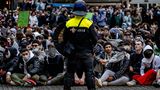 Amsterdam, Niederlande. Ein einsamer Polizist und viele pro-palästinensische Demonstranten. An der Uni der Stadt war es bei Protesten zu gewalttätigen Ausschreitungen gekommen 