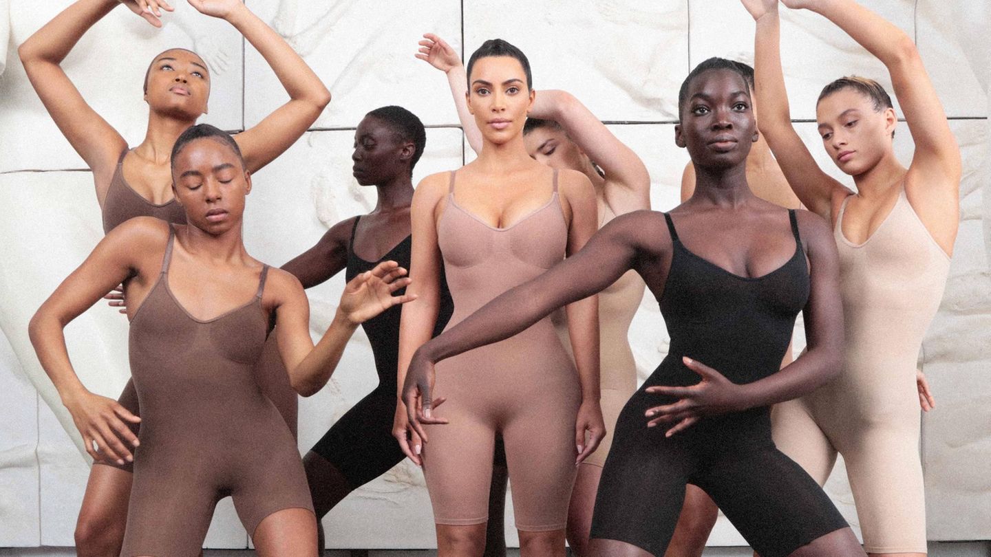 Kim Kardashian und Models in Skims-Unterwäsche