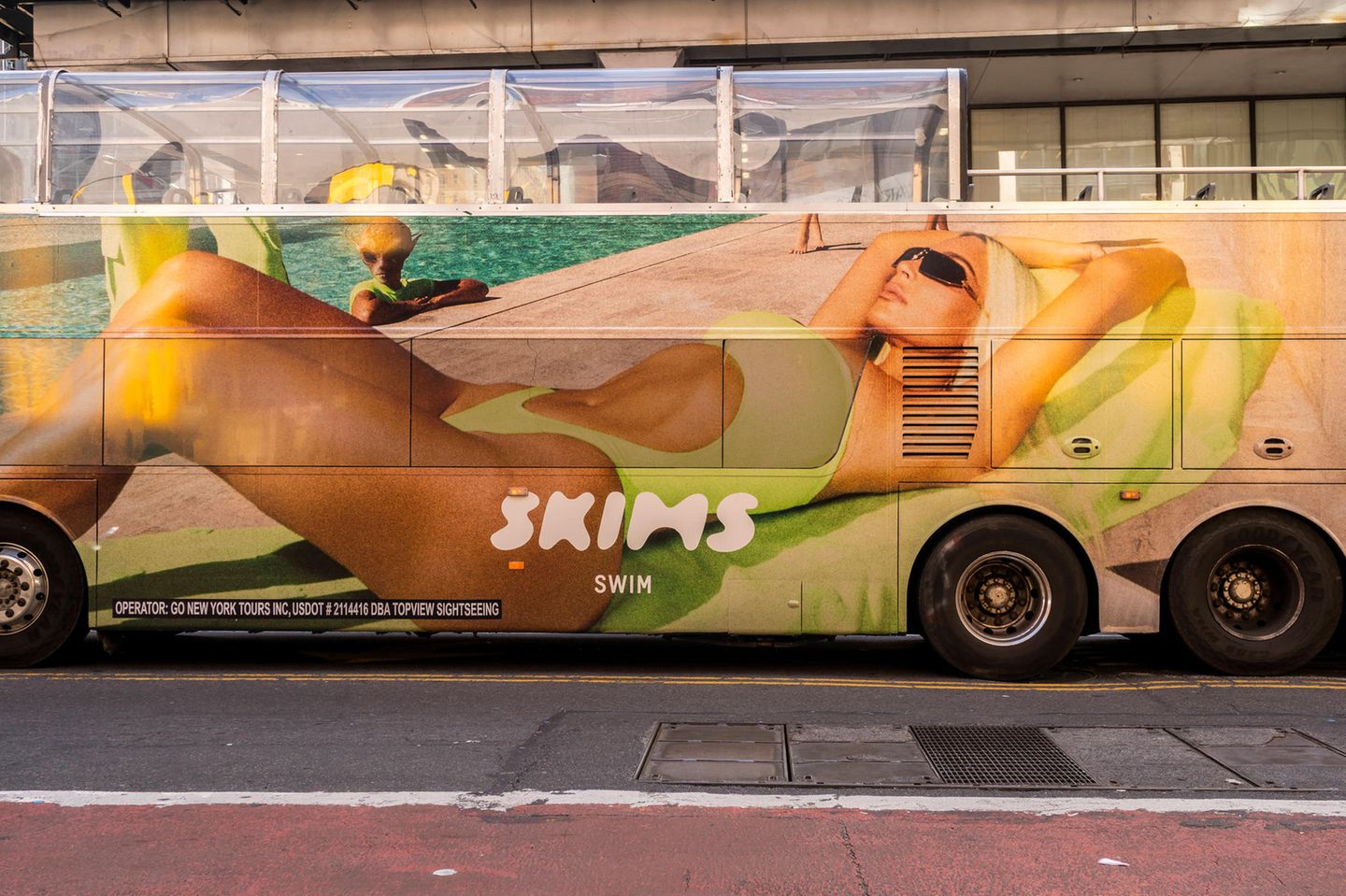 Elf Millionen auf der Warteliste Bus mit Skims-Werbung