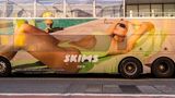 Bus mit Skims-Werbung
