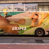 Bus mit Skims-Werbung