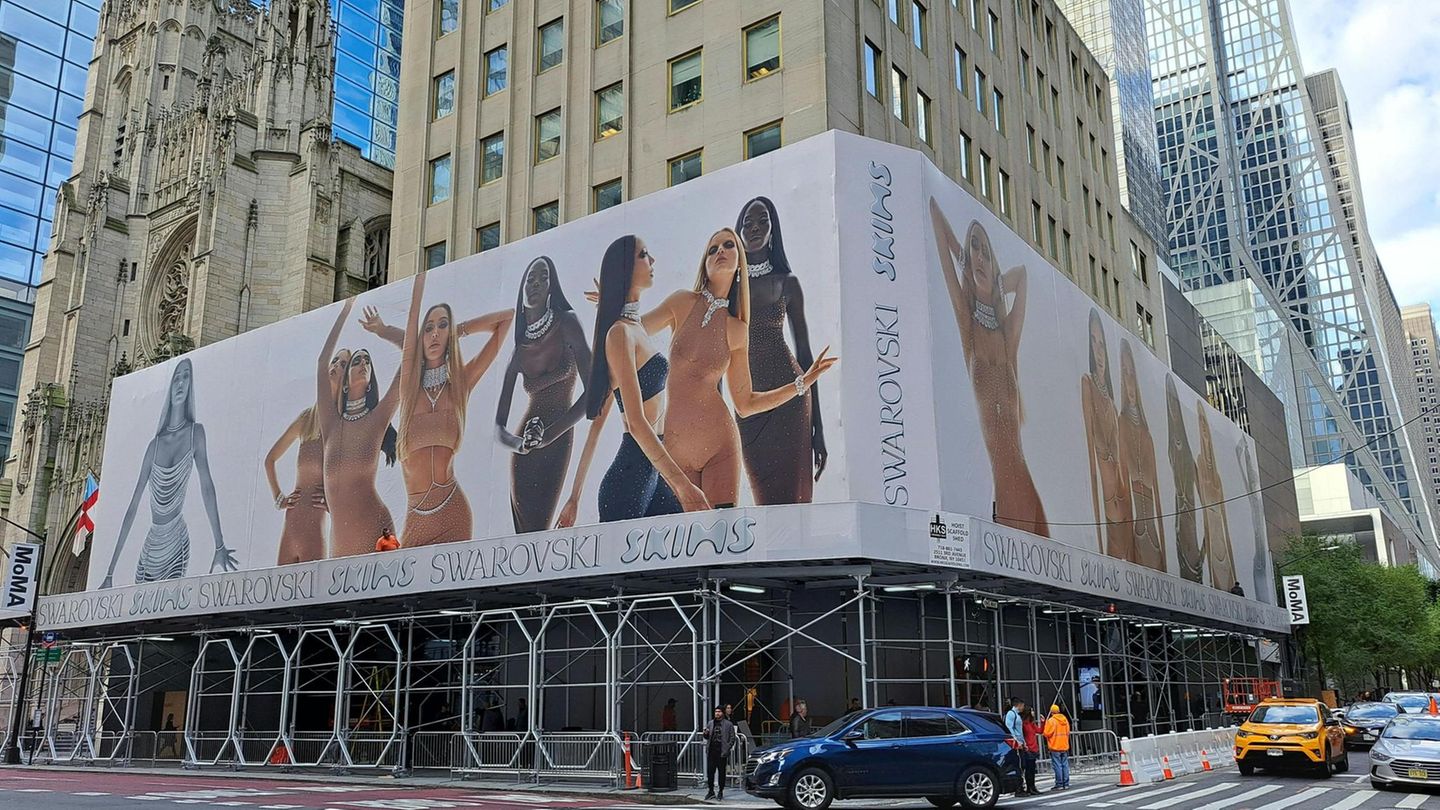 Gehypt von Kunden und anderen Marken Billboard Skims und Swarovski