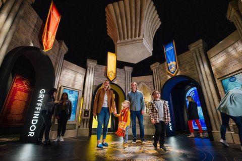 Eine Familie steht in der Hogwarts-Kulisse