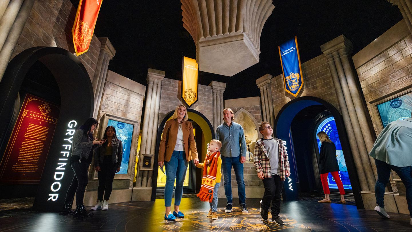 Eine Familie steht in der Hogwarts-Kulisse