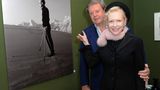 Sunnyi Melles mit Ehemann Peter Prinz zu Sayn-Wittgenstein-Sayn, einem früheren BMW-Manager, auf einer Fotoaustellung der Werke der "Mammarazza" in München