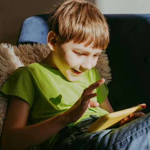 Junge mit Handy in der Hand