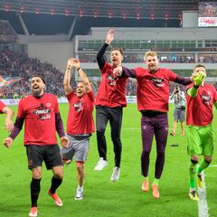 Schlussjubel auf dem Spielfeld in Rom: Bayer Leverkusen siegt gegen AS Rom