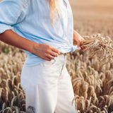 Leinen wird aus den Fasern der Flachspflanzen gewonnen. Leinen ist robust, strapazierfähig und langlebiges. Die Flachs-Fasern sind von Natur aus extrafein und lang. Deshalb ist das Gewebe glatt und bietet Lufteinschlüssen wenig Platz. Auch Leinen ist atmungsaktiv und kühlende Eigenschaft wie Seide. Das macht Leinen auch zum Top-Stoff für Sommerkleidung. Man schwitzt weniger und hat zusätzlich einen kühlenden Effekt. 