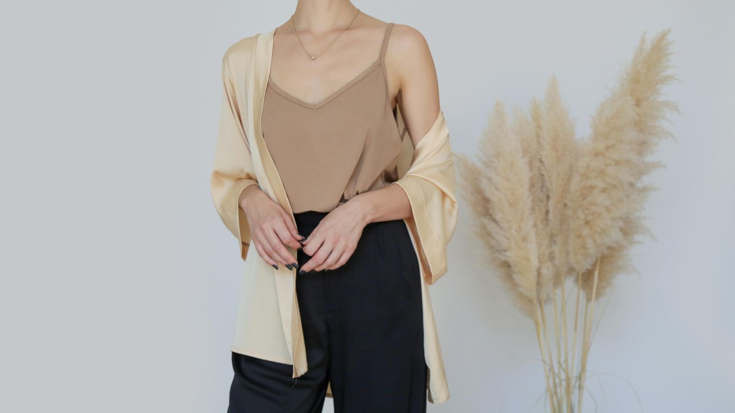 Viskosefasern werden chemisch aus Pflanzenfasern hergestellt. Viskosefasern sind damit identisch zu natürlichen Fasern wie Baumwolle oder Leinen. Damit handelt es sich zwar um einen chemisch hergestellten Stoff, der aber wie andere Naturfasern viel Luftzirkulation ermöglicht. Und wo viel Luft ist, wird weniger geschwitzt. Daher ist Viskose ein gutes Material, wenn man Schweißflecken verhindern möchte. Zusätzlich entsteht auch bei chemisch hergestellten Viskose wie bei anderen Naturfasern weniger Geruch beim Schwitzen. Ein weiterer Vorteil von Viskose ist, dass der Stoff im Vergleich zu Seide oder Leinen recht einfach zu handhaben und zu waschen ist. 