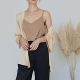 Viskosefasern werden chemisch aus Pflanzenfasern hergestellt. Viskosefasern sind damit identisch zu natürlichen Fasern wie Baumwolle oder Leinen. Damit handelt es sich zwar um einen chemisch hergestellten Stoff, der aber wie andere Naturfasern viel Luftzirkulation ermöglicht. Und wo viel Luft ist, wird weniger geschwitzt. Daher ist Viskose ein gutes Material, wenn man Schweißflecken verhindern möchte. Zusätzlich entsteht auch bei chemisch hergestellten Viskose wie bei anderen Naturfasern weniger Geruch beim Schwitzen. Ein weiterer Vorteil von Viskose ist, dass der Stoff im Vergleich zu Seide oder Leinen recht einfach zu handhaben und zu waschen ist. 