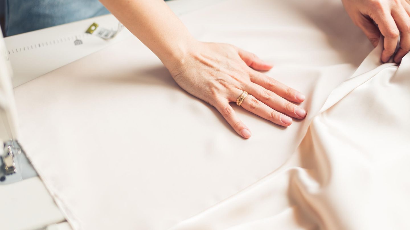 Textilien aus Bambus können noch mehr Feuchtigkeit als Baumwolle absorbieren. Wenn man Bambus liest ist eigentlich eher Bambus-Viskose gemeint. Es handelt sich also um Viskose, die aus Bambusfasern hergestellt wurde. Was Textilien aus Bambus so praktisch macht: Sie sind knitterfrei, man kann sie in der Maschine waschen und der Stoff ist sehr suagfähig. Das hilft besonders, wenn man schwitzt. 