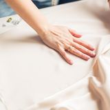 Textilien aus Bambus können noch mehr Feuchtigkeit als Baumwolle absorbieren. Wenn man Bambus liest ist eigentlich eher Bambus-Viskose gemeint. Es handelt sich also um Viskose, die aus Bambusfasern hergestellt wurde. Was Textilien aus Bambus so praktisch macht: Sie sind knitterfrei, man kann sie in der Maschine waschen und der Stoff ist sehr suagfähig. Das hilft besonders, wenn man schwitzt. 