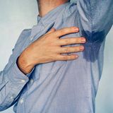 Wer schwitzt schon gerne? Und dann auch noch so, dass es für die Mitmenschen sichtbar ist? Wahrscheinlich niemand. Und um übermäßiges Schwitzen zu verhindern, sollten Sie auf bestimmte Textilien setzen. Denn es gibt tatsächlich Stoffe, die dafür sorgen, dass wir weniger schwitzen. Welche das sind, verraten wir in der Fotostrecke. 