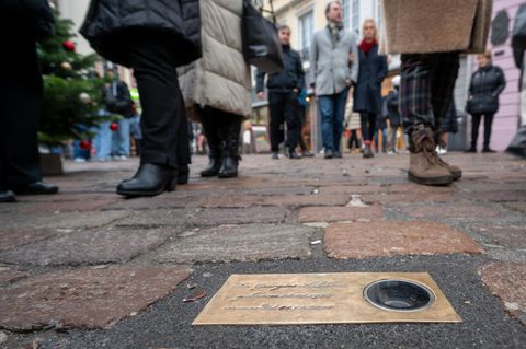 Eine Gedenkplatte erinnert in der Trierer Fußgängerzone an die Amokfahrt im Dezember 2020