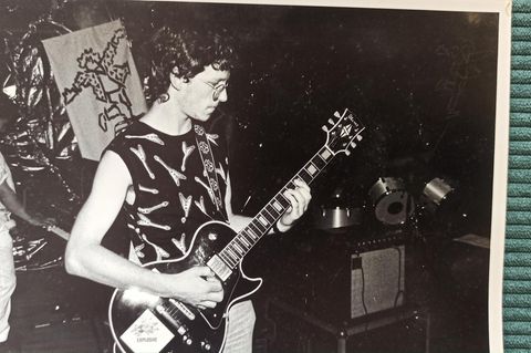 Während des Zivildienstes: Der Autor mit E-Gitarre auf der Bühne