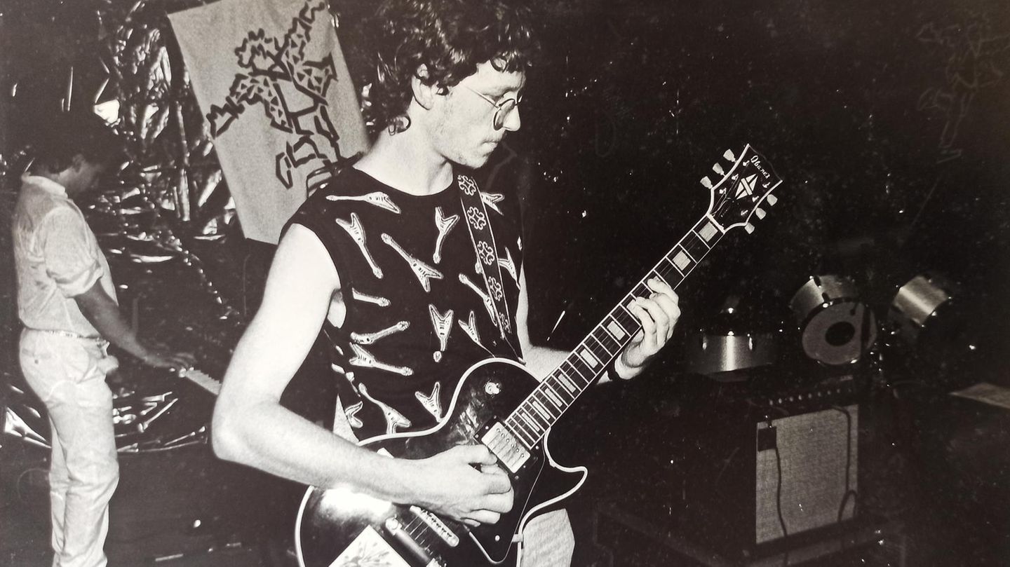 Während des Zivildienstes: Der Autor mit E-Gitarre auf der Bühne