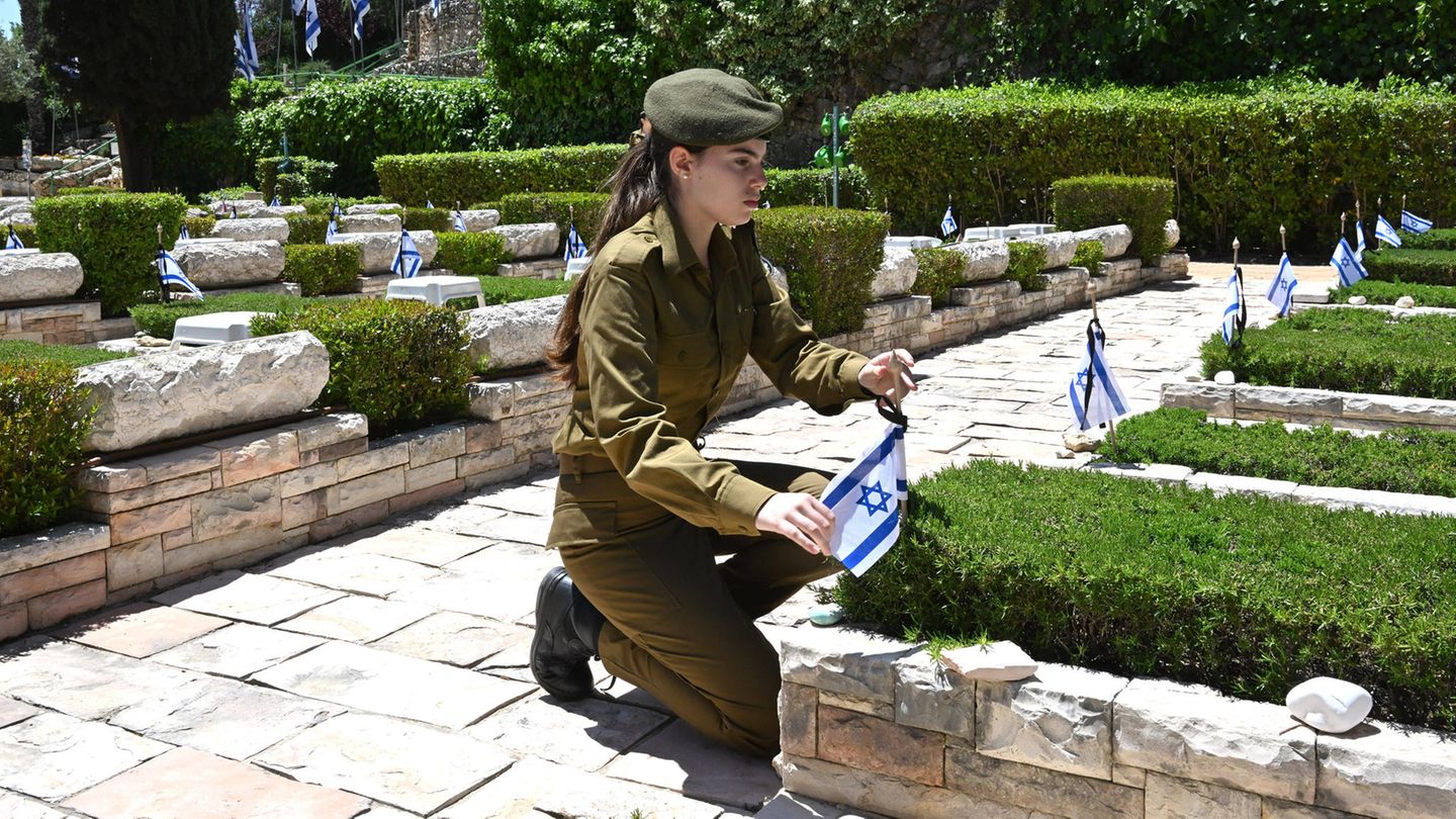 Eine Soldatin der israelischen Armee auf dem Militärfriedhof am Berg Herzl in Jerusalem.  In Vorbereitung auf den Memorial Day am kommenden Montag, an dem Israel seiner gefallenen Soldaten und Opfer des Terrorismus gedenkt, schmücken dort Nationalflaggen mit Trauerbändern die Gräber