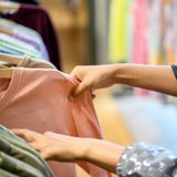 Baumwolle ist der Klassiker unter den Naturfasern. Baumwolle wird aus den Fasern der Baumwoll-Pflanze gewonnen. Baumwolle ist äußerst robust und wird seit Jahrtausenden für Kleidung genutzt. Die Faser gibt überschüssige Wärme gut nach außen ab, sie wirkt nicht isolierend und ist luftdurchlässig. Ein Allrounder für heiße Temperaturen, wenn man viel schwitzt. 