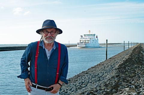 Ostfriesenkrimis: Klaus-Peter Wolf steht an der Nordsee.