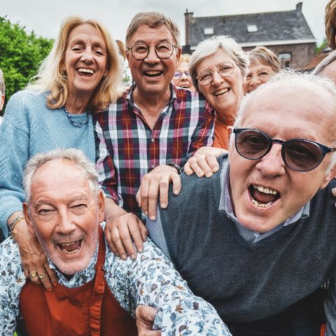 Boomer: Eine Gruppe älterer Menschen lacht in die Kamera