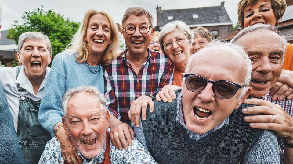 Boomer: Eine Gruppe älterer Menschen lacht in die Kamera