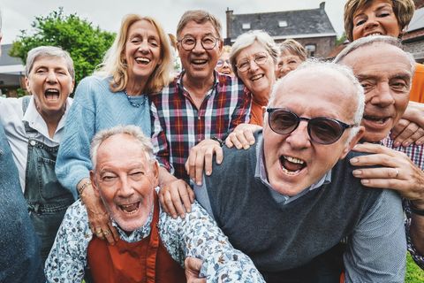 Boomer: Eine Gruppe älterer Menschen lacht in die Kamera