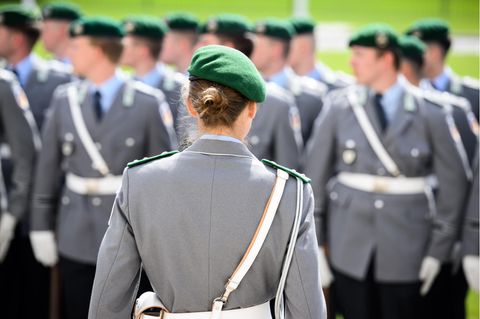 Allein unter Männern: Eine Frau kommandiert Soldaten des Wachbataillons der Bundeswehr vor dem Schloss Bellevue.