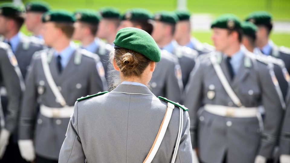 Allein unter Männern: Eine Frau kommandiert Soldaten des Wachbataillons der Bundeswehr vor dem Schloss Bellevue.