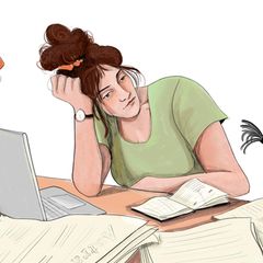 Eine Frau sitzt am Tisch und schaut eine Schachtel mit Sexspielzeug an.