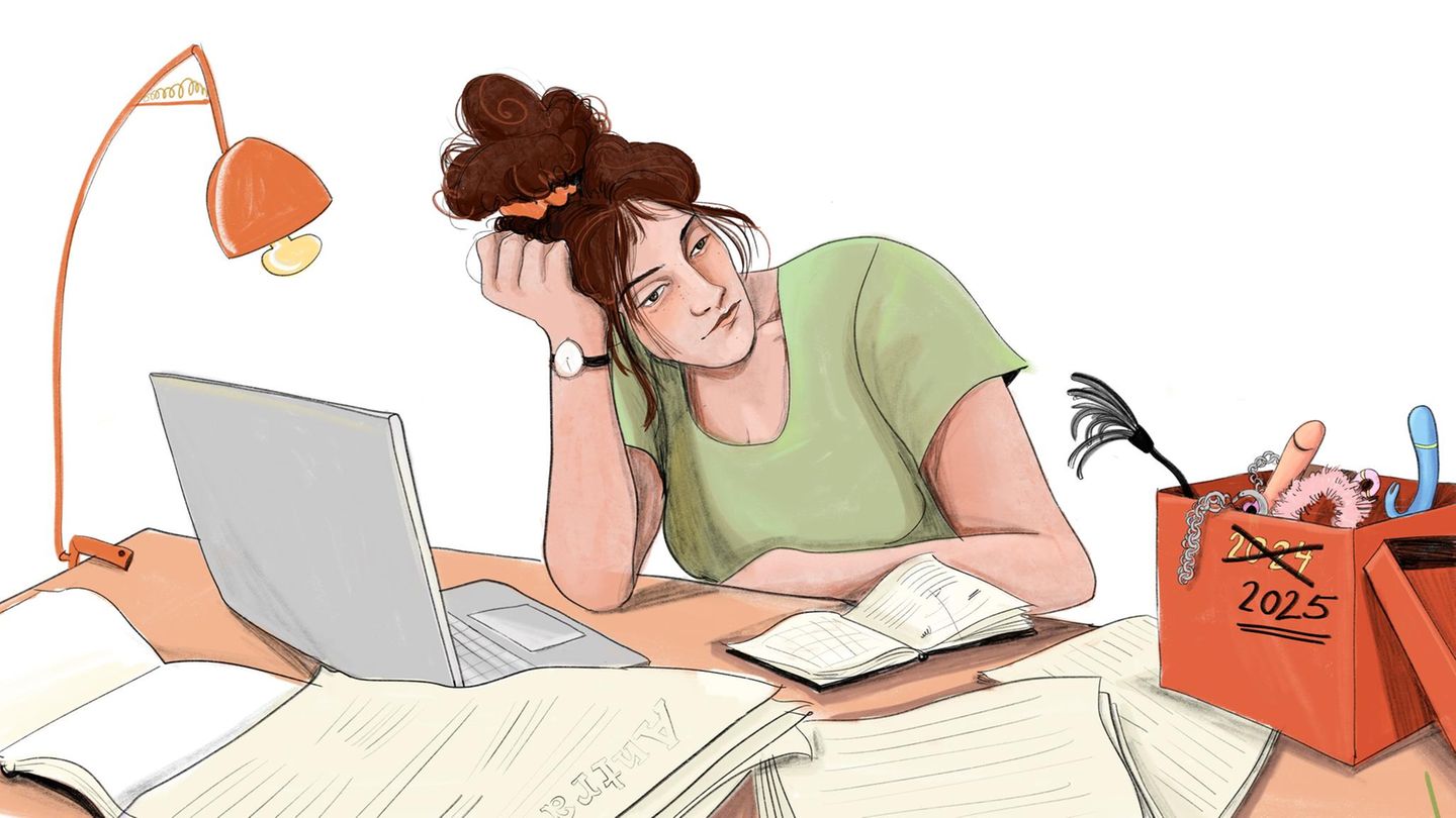 Eine Frau sitzt am Tisch und schaut eine Schachtel mit Sexspielzeug an. Eine Frau sitzt am Tisch und schaut eine Schachtel mit Sexspielzeug an.