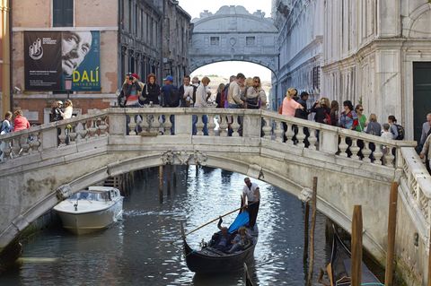 Italienurlaub_ Touristen in Venedig