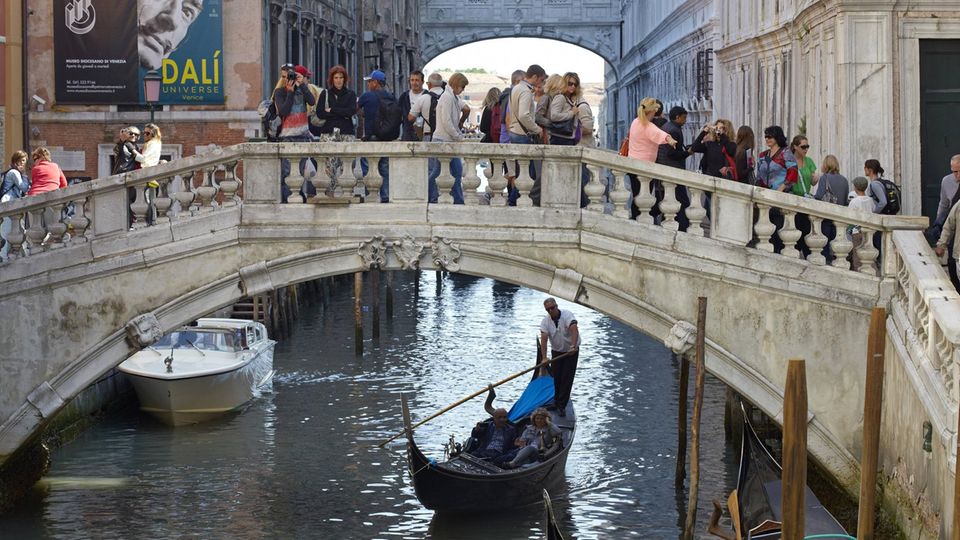 Italienurlaub_ Touristen in Venedig