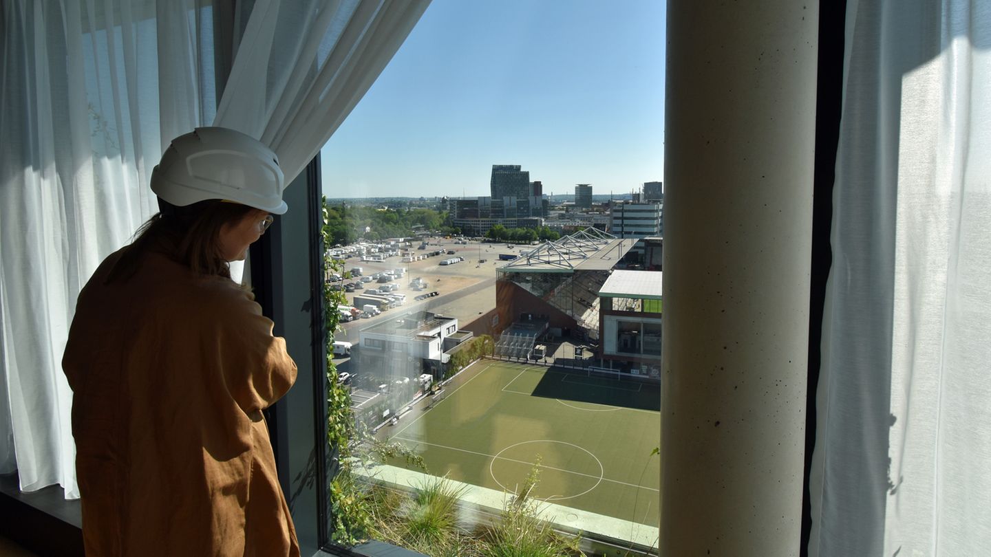 Blick aufs Millerntorstadion vom Bunker-Hotel