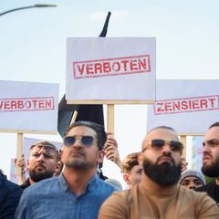 Teilnehmer einer von dem islamistischen Netzwerk "Muslim Interativ" organisierten Demonstration in Hamburg