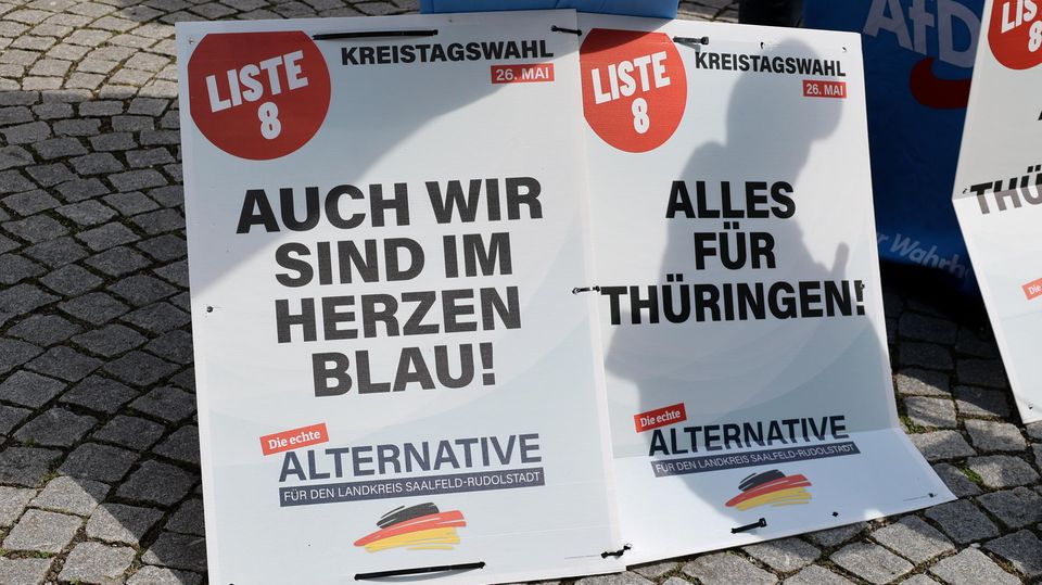 Wahlplakat der "Alternative" zur AfD-Liste in Rudolstadt: Die Gruppierung wirbt mit dem Slogan "Alles für Thüringen". Landeschef Björn Höcke steht gerade vor Gericht, weil er die SA-Parole "Alles für Deutschland" gerufen hatte.