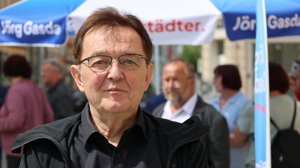Der AfD-Landtagsabgeordnete Karlheinz Frosch stellt sich gegen den Thüringer Landesparteichef Björn Höcke. 