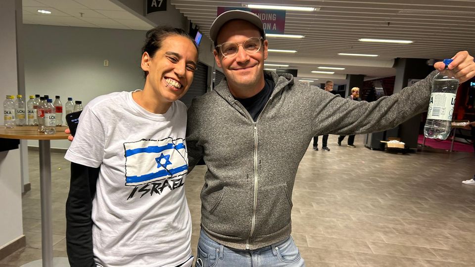 Almog (links) und Adam (rechts) aus Israel wollten sich die Stimmung im Finale durch die Pfiffe nicht verderben lassen.  In Malmö gingen sie aus Angst vor Anschlägen nicht mit der israelischen Flagge auf die Straße