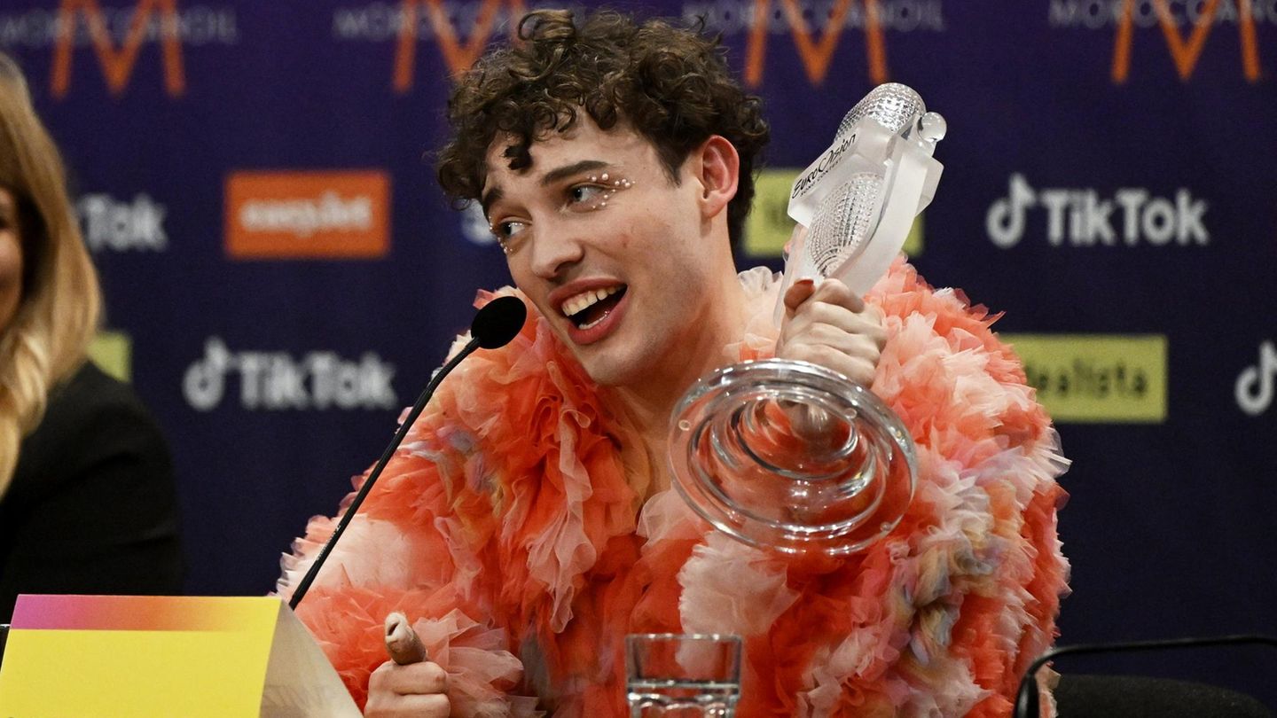 Eurovision Song Contest-Gewinner Nemo aus der Schweiz spricht während der Pressekonferenz nach dem Finale