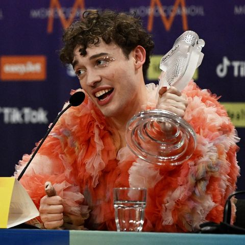 Der Gewinner des Eurovision Song Contest Nemo aus der Schweiz spricht während der Pressekonferenz nach dem Finale