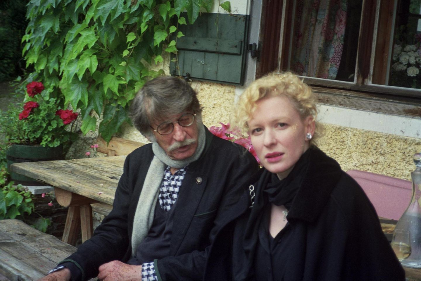 Theatermacher George Tabori war Familie Melles über drei Generation verbunden. Bereits Sunnyis Großmutter, die ungarische Filmschauspielerin Lóth Ila, hatte mit ihm gearbeitet